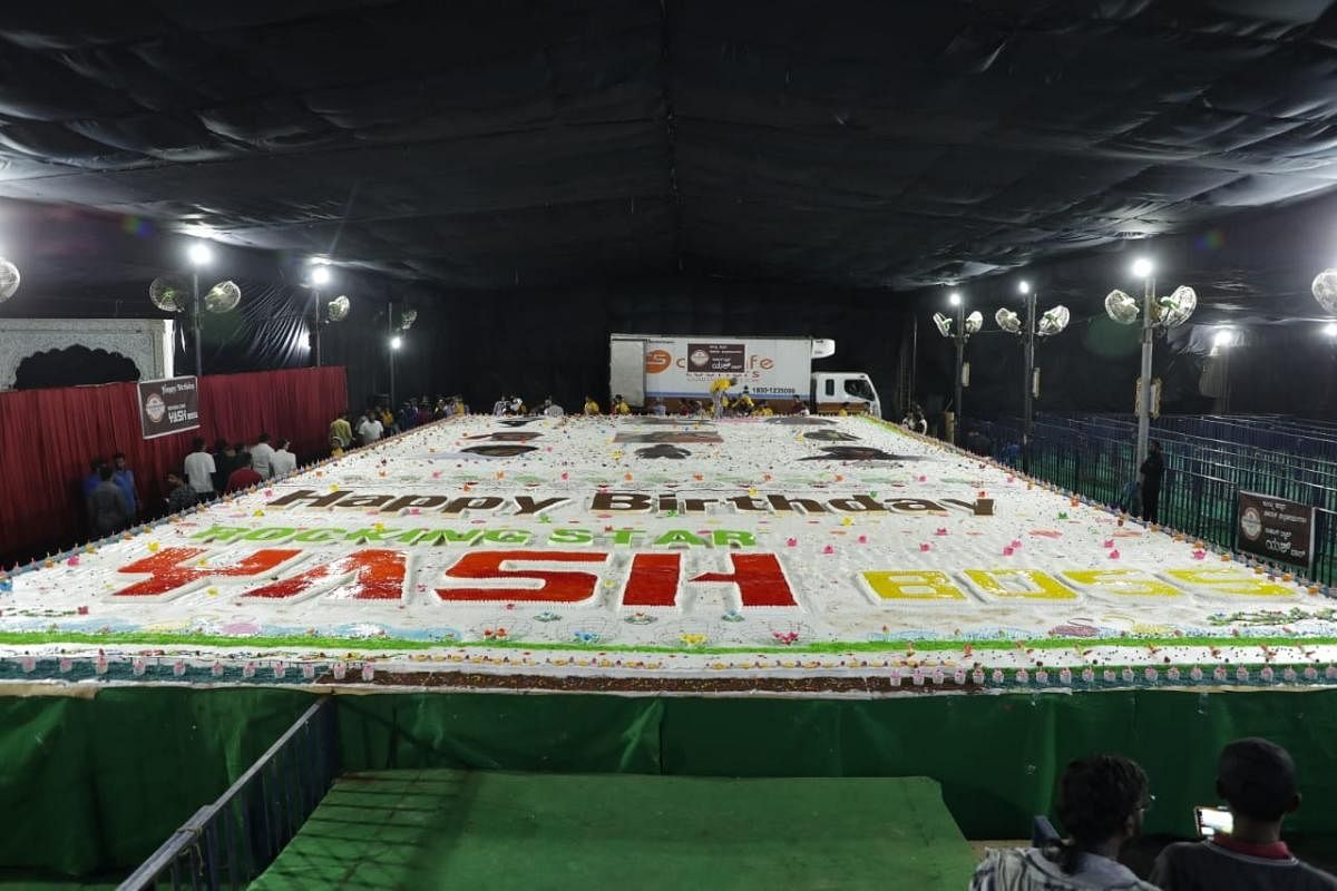 5000-kg Cake for Yash | Latest Bollywood News | Top News of Bollywood 5000  - Bollywood Hungama
