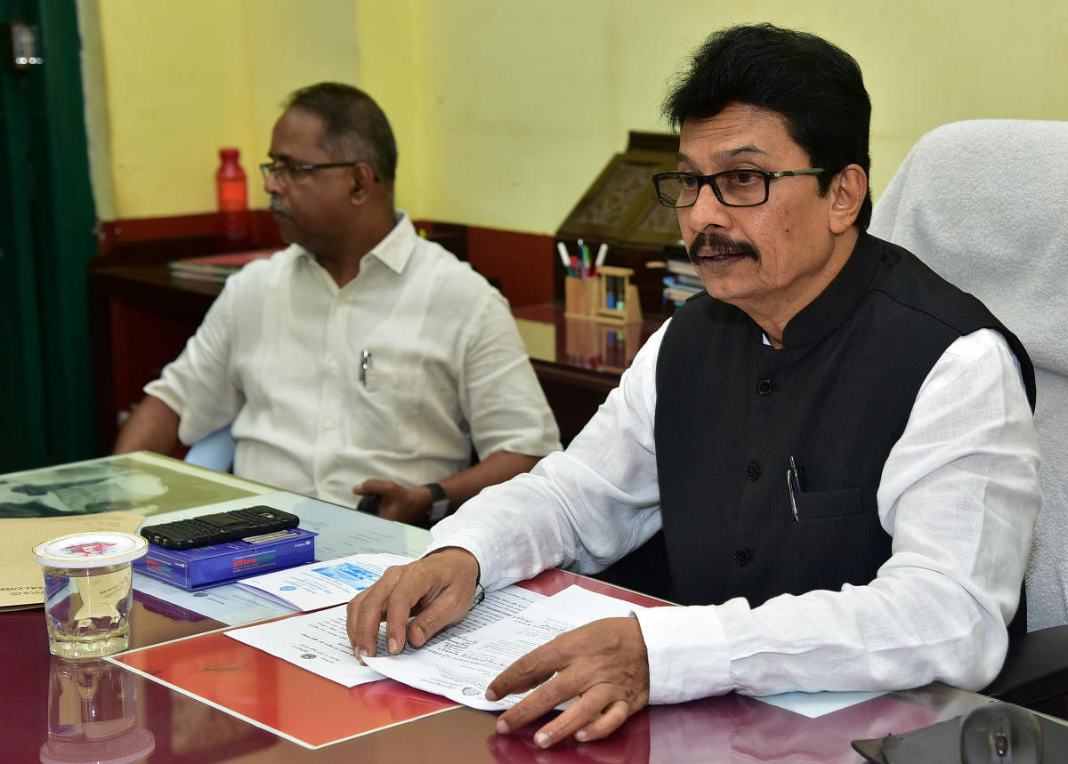 Mangalore University Vice Chancellor Prof P S Yadapadithaya speaks to mediapersons in Mangaluru. DH Photo