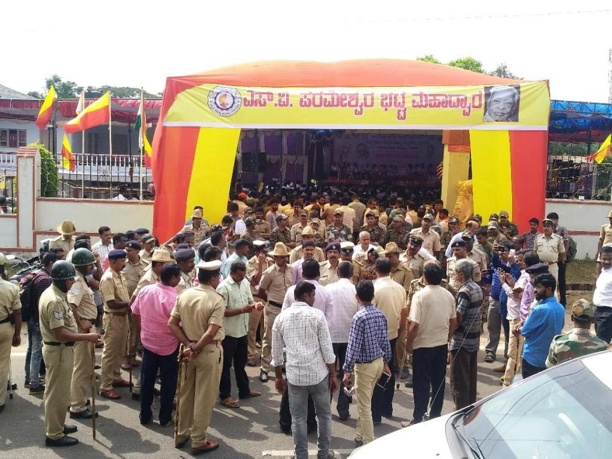 Police pacify protesters at the venue of Chikkamagaluru district-level Kannada Sahitya Sammelana, which began in Sringeri on Friday. dh photo