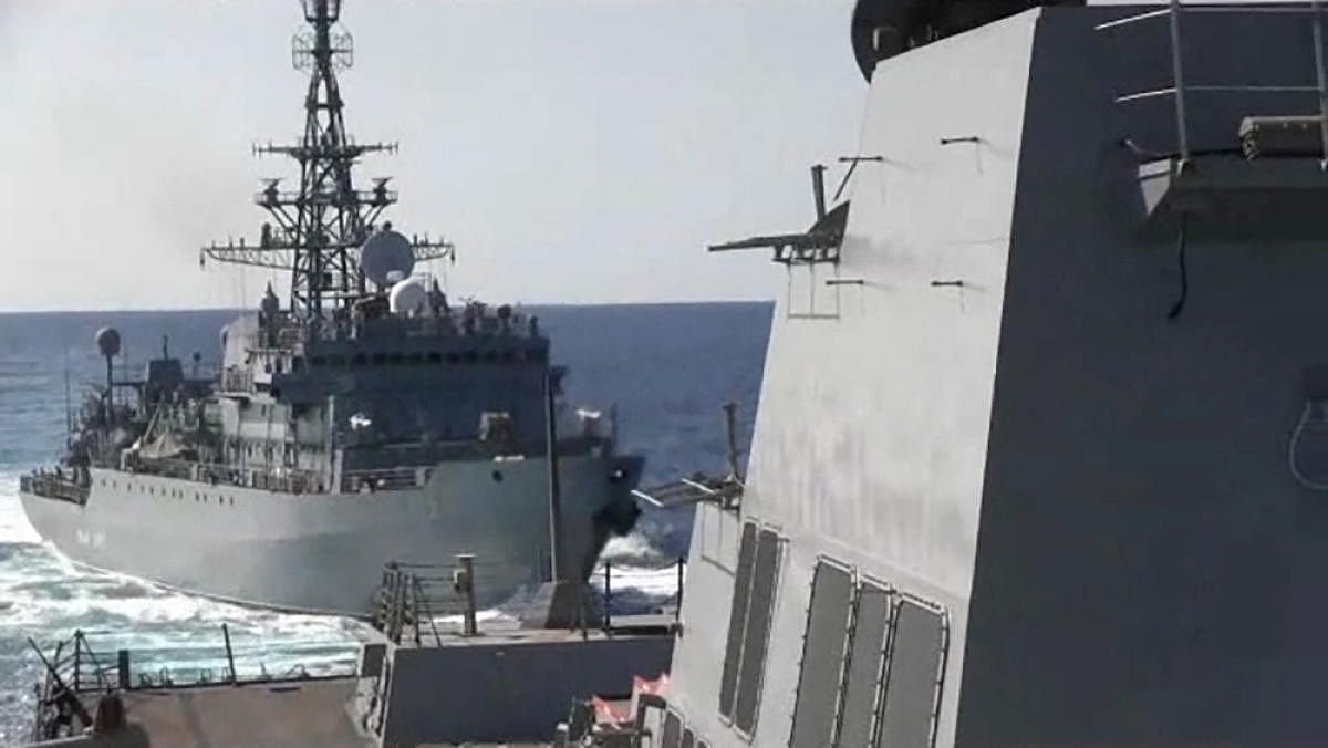 A Russian naval ship sails close to the U.S. Navy destroyer USS Farragut during an incident in the northern Arabian Sea January 9, 2020 in a still image from video. Video was taken January 9, 2020. (Reuters Photo)
