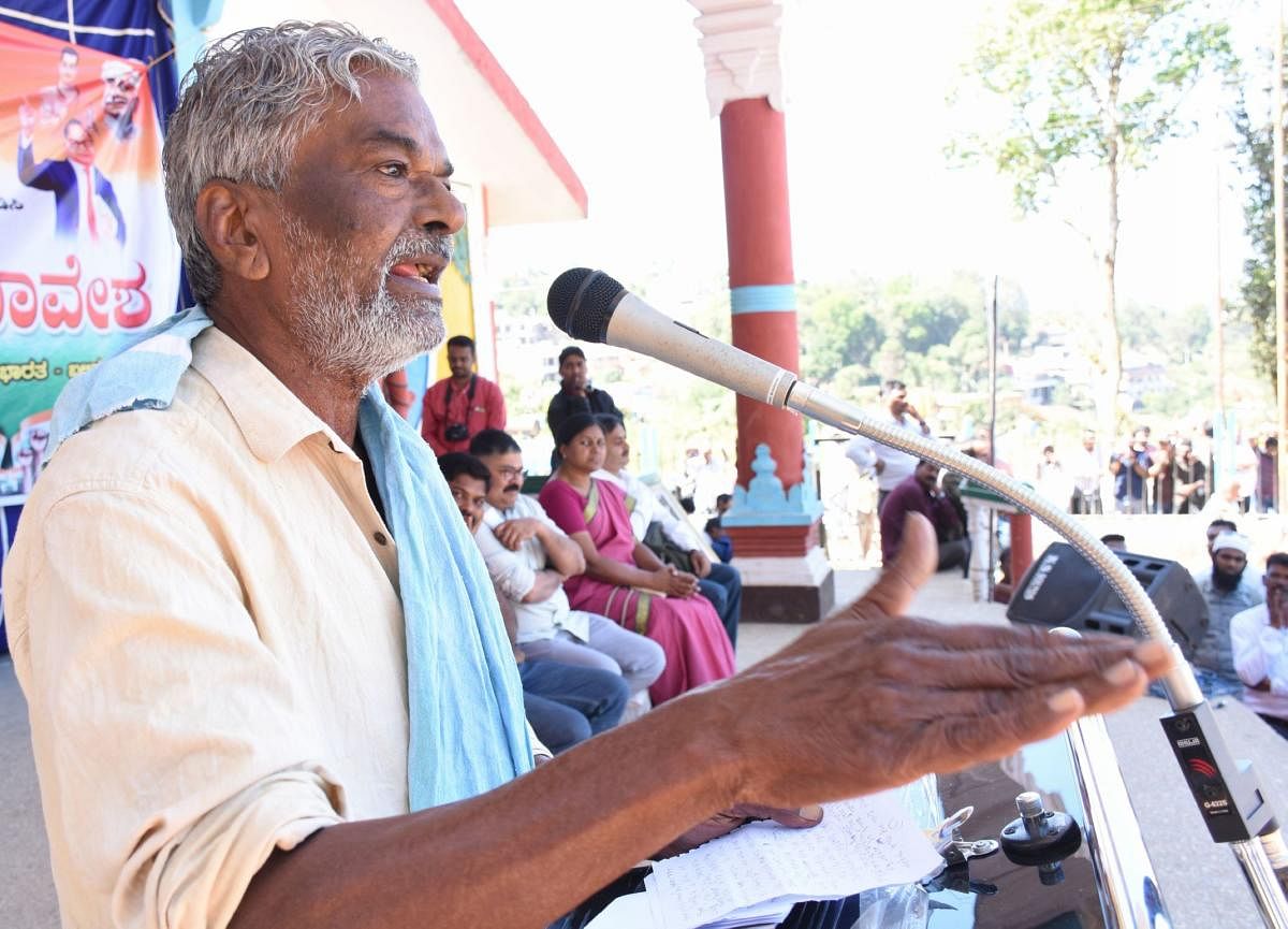 Poet-writer Devanur Mahadeva speaks at a Janandolana programme in Madikeri. DH Photo