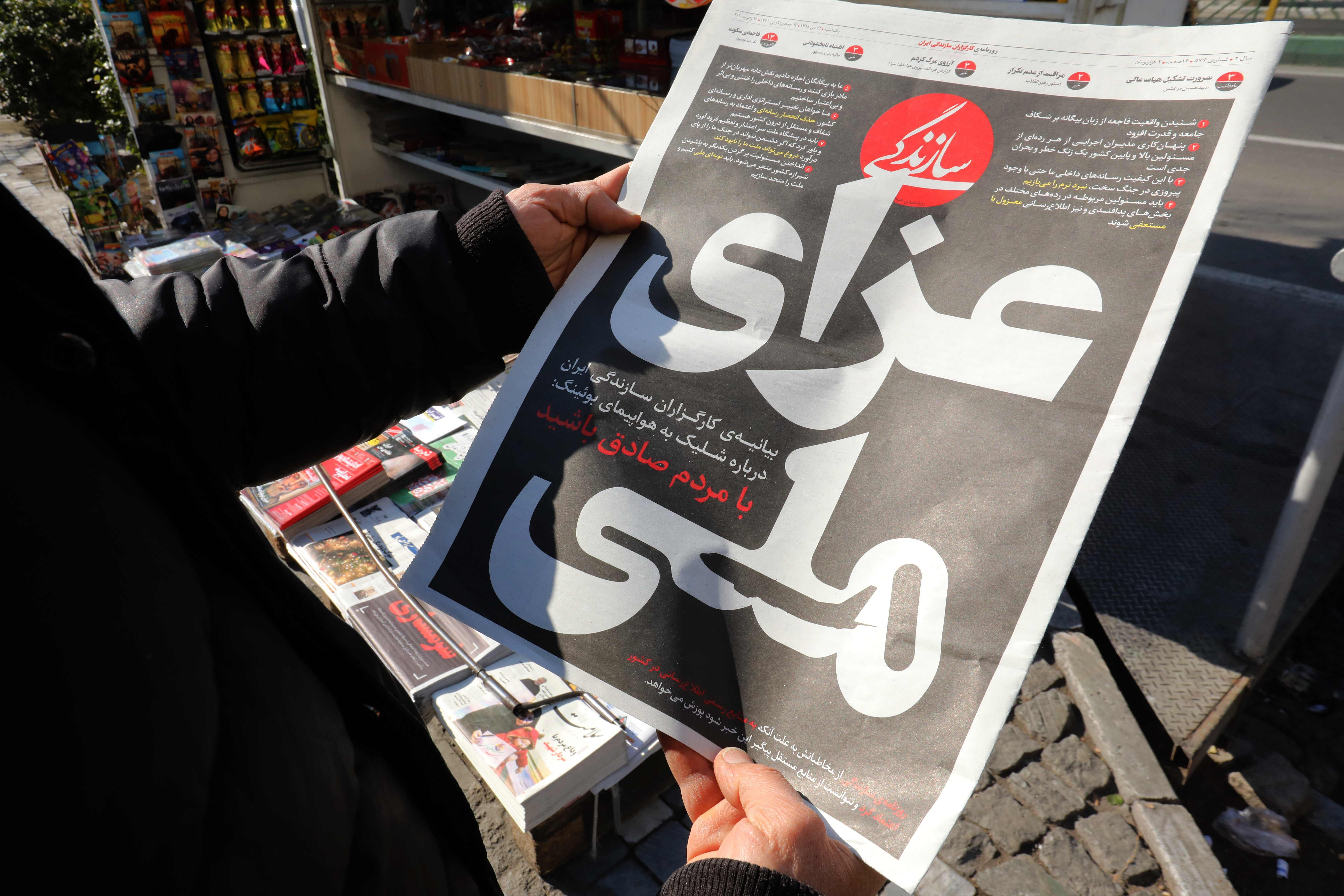 An Iranian man checks a local newspaper headline that reads "National Mourning" refering to the downed Ukranian jetliner outside the capital Tehran last week, in front of a news stand in the Islamic republic's capital Tehran. (AFP Photo)