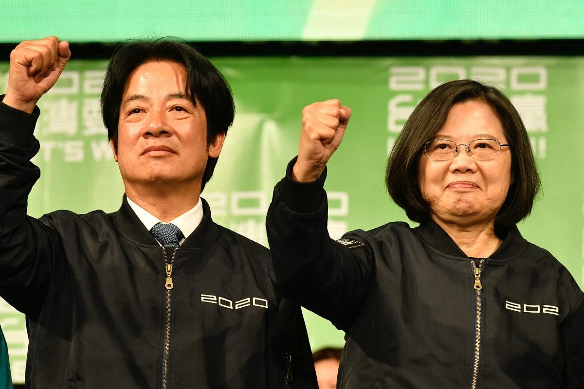 Taiwan President Tsai Ing-wen (R) and Vice President-elect William Lai (L) gesture outside the campaign headquarters in Taipei on January 11, 2020. (AFP Photo)