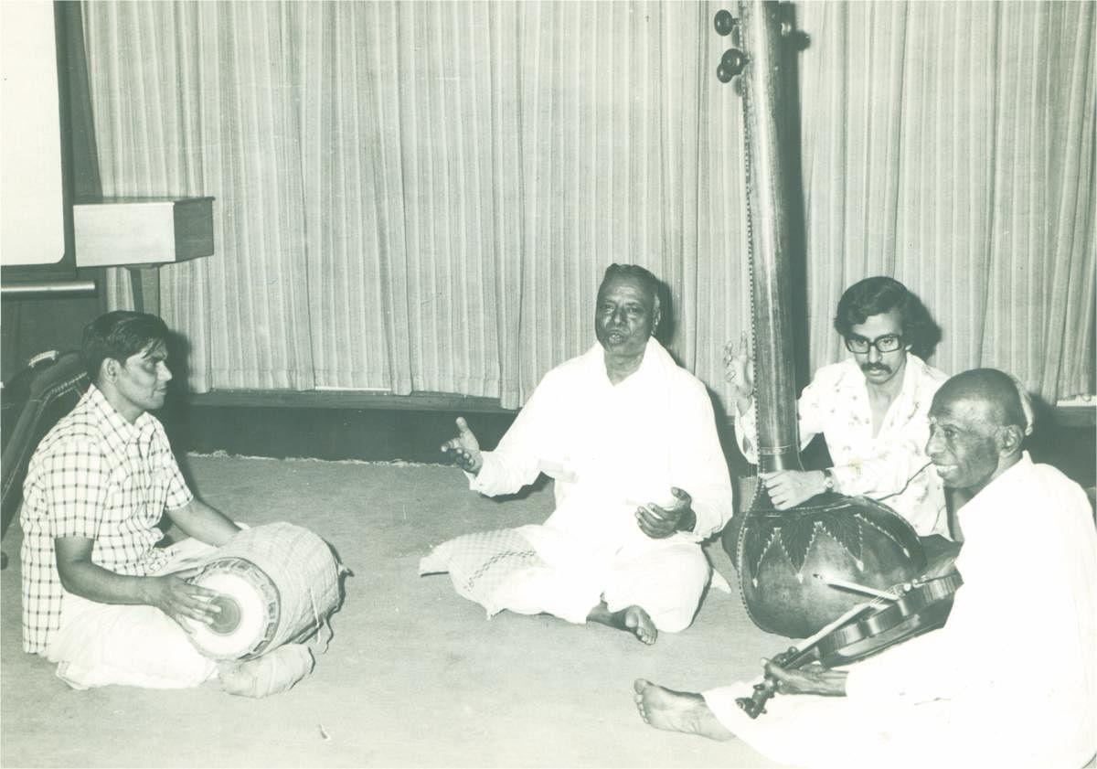 R K Srikantan (centre) with his elder brother R K Venkatarama Shastri on violin, T S Mani on mridangam and Ramakanth on tanpura