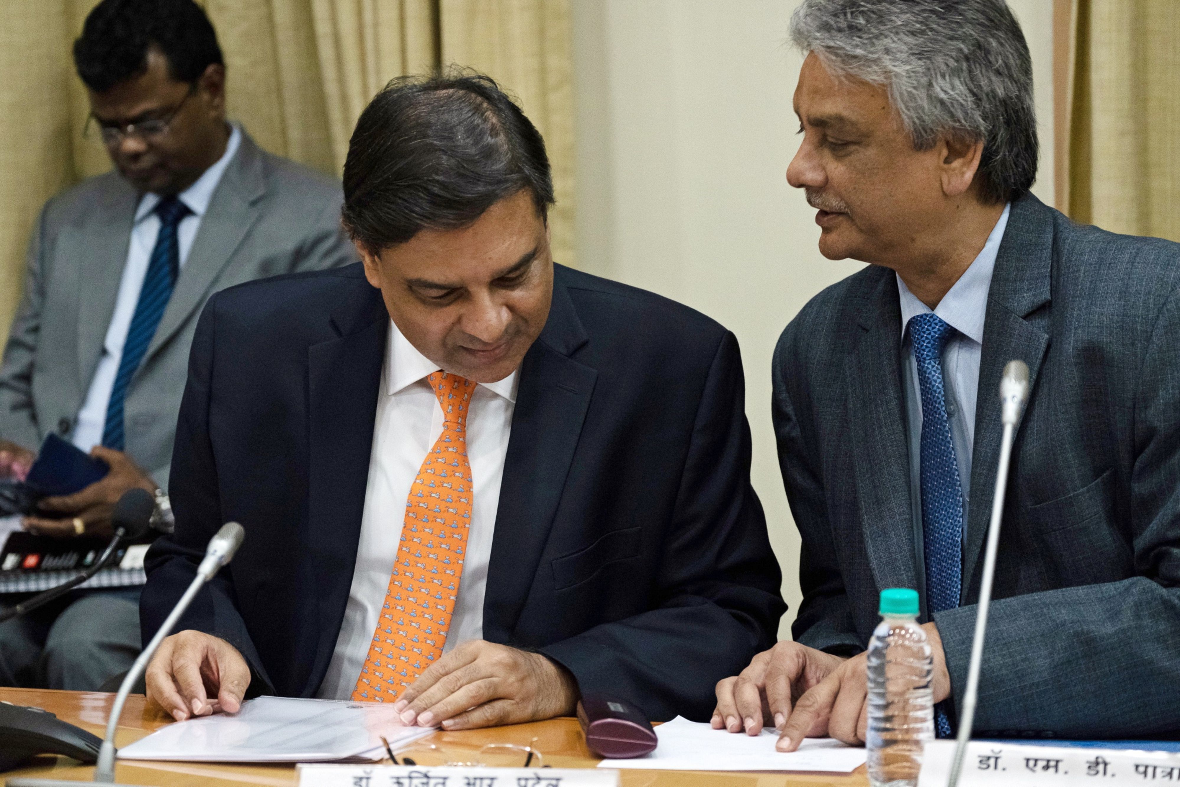 Patra, right, speaks to former RBI Governor Urjit Patel during a news conference in Mumbai on Dec. 5, 2018. (Photo: Karen Dias/Bloomberg)