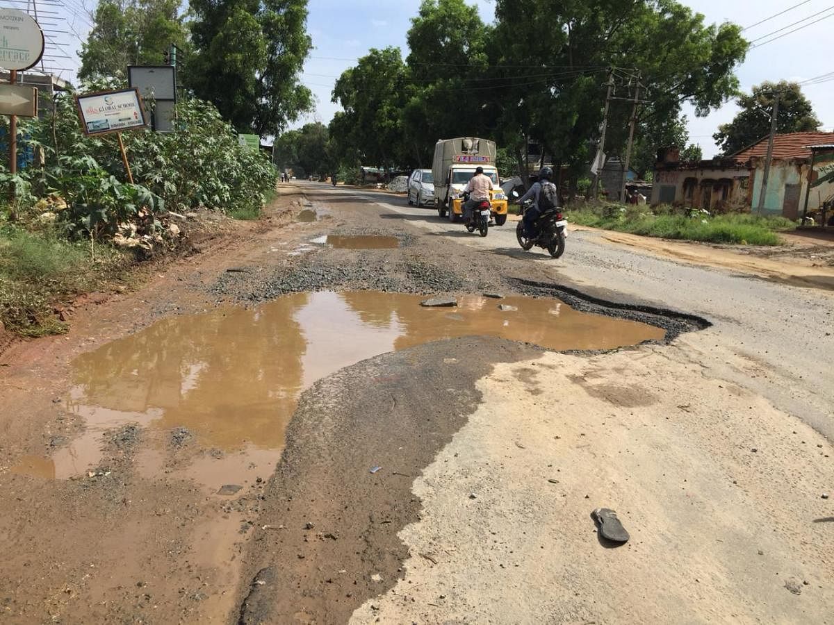 The road that runs from Muthanalur to Attibele via Sarjapur is too narrow for heavy traffic and has plenty of potholes. SPECIAL ARRANGEMENT