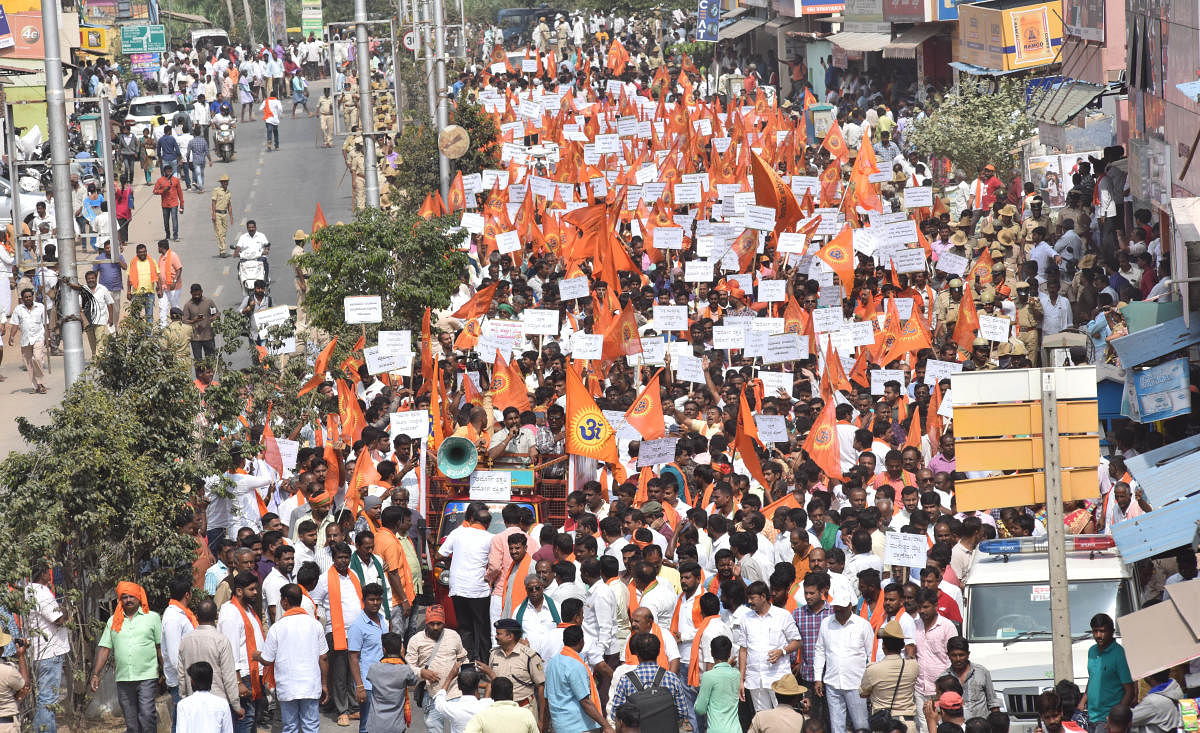 Hindu Jagarana Vedike members take out a rally in Kanakapura on Monday. DH Photo/Janardhan B K