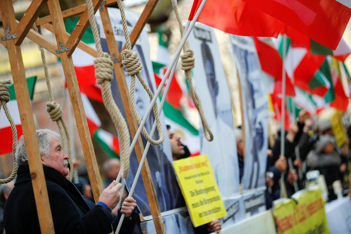 Activists protest against the Iranian government in front of German Federal Foreign Office after a Ukrainian passenger plane crashed in Iran, in Berlin, Germany, January 13, 2020. (REUTERS Photo)