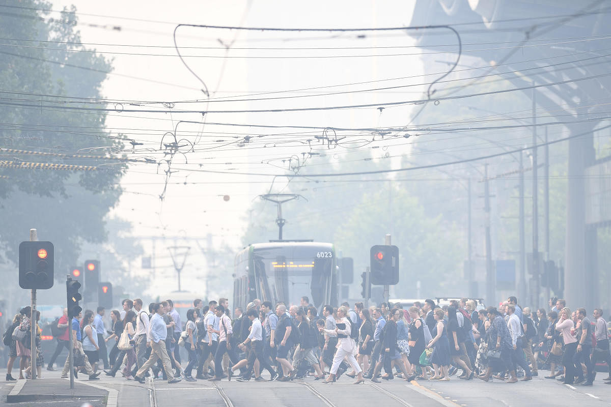 Morning commuters are seen through smoke haze from bushfires in Melbourne, Australia. (REUTERS photo)