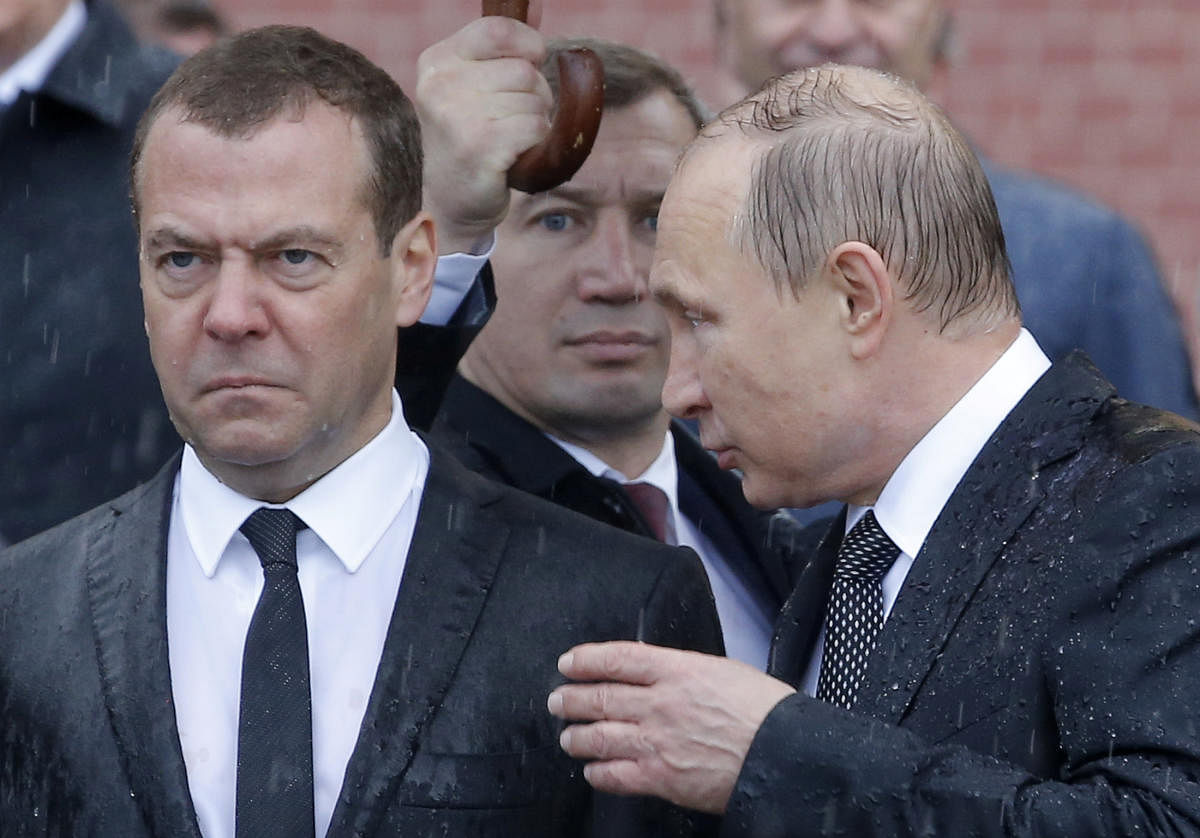 Russian President Vladimir Putin (R) speaks with Prime Minister Dmitry Medvedev (Reuters Photo)