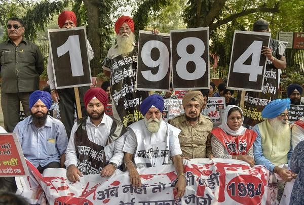 Family members of the victims of 1984 anti-Sikh riots stage a protest at Jantar Mantar, in New Delhi, Thursday, Nov 1, 2018. (PTI Photo/Ravi Choudhary) 