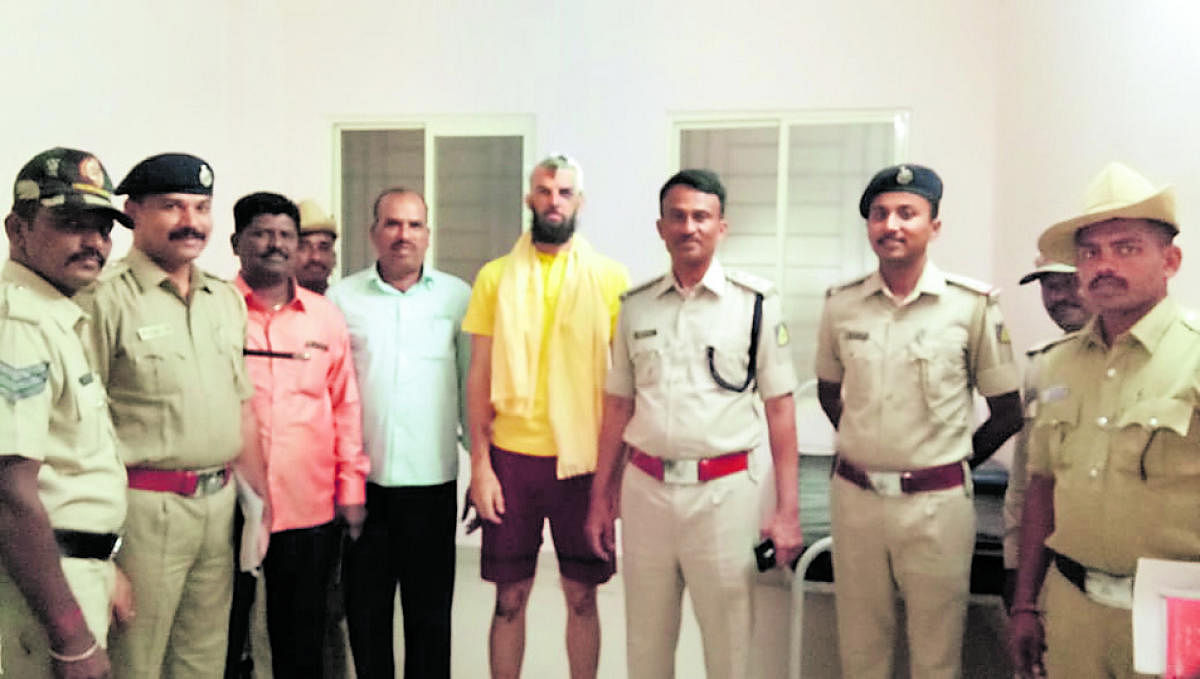 Australian tourist William Jones, who has fully recovered from the injuries sustained in a mob attack in Badami taluk, poses with the Kerur police station staff after his discharge from a Bagalkot hospital. DH photo