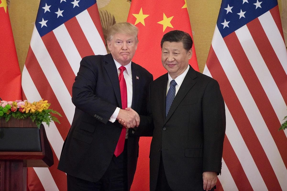 US President Donald Trump (L) shakes hands with China's President Xi Jinping. (AFP photo)