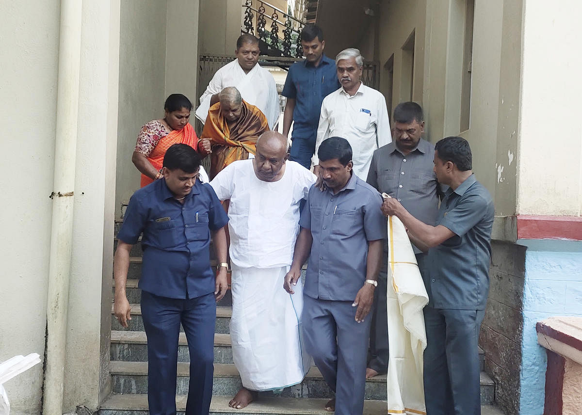 Former Prime Minister H D Deve Gowda and his wife Chennamma arrive at Sri Sharada Peetha, Sringeri on Thursday. DH Photo