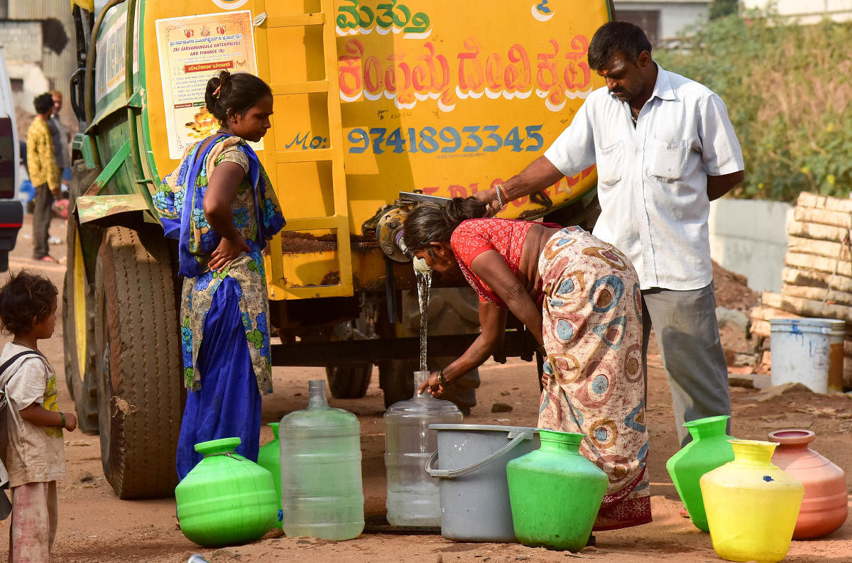 People collecting water froma tanker at Dasarahalli.