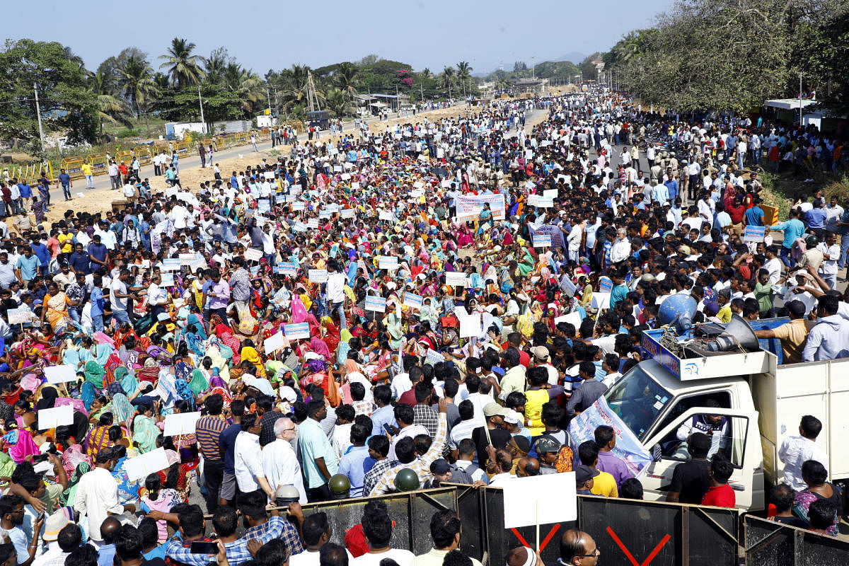 People from all walks of life, in large numbers, took to street to express their solidarity with fishermen community's agitation against the expansion of commercial port, under Sagarmala project, in Karwar on Thursday. DH PHOTO