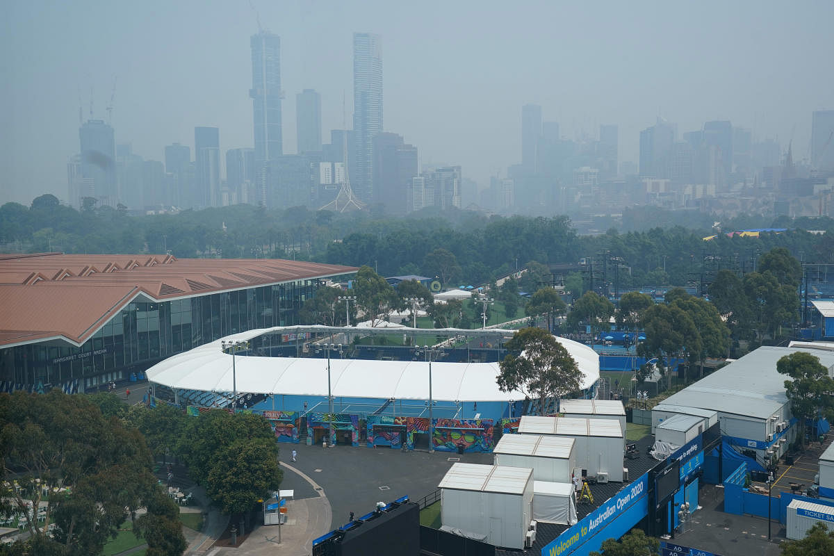 A general view of the city skyline shrouded by smoke haze from bushfires during an Australian Open practise session at Melbourne Park in Melbourne, Australia, January 14, 2020. (Reuters Photo)