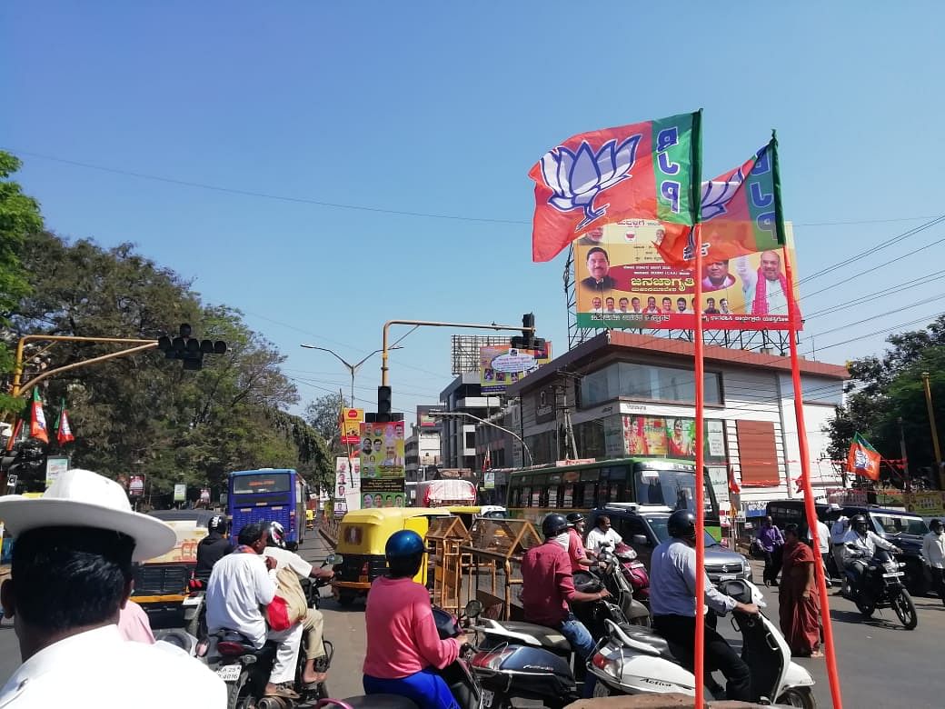 One of the large banners that was put up to welcome Amit Shah in Hubballi on Saturday. (DH Photo)