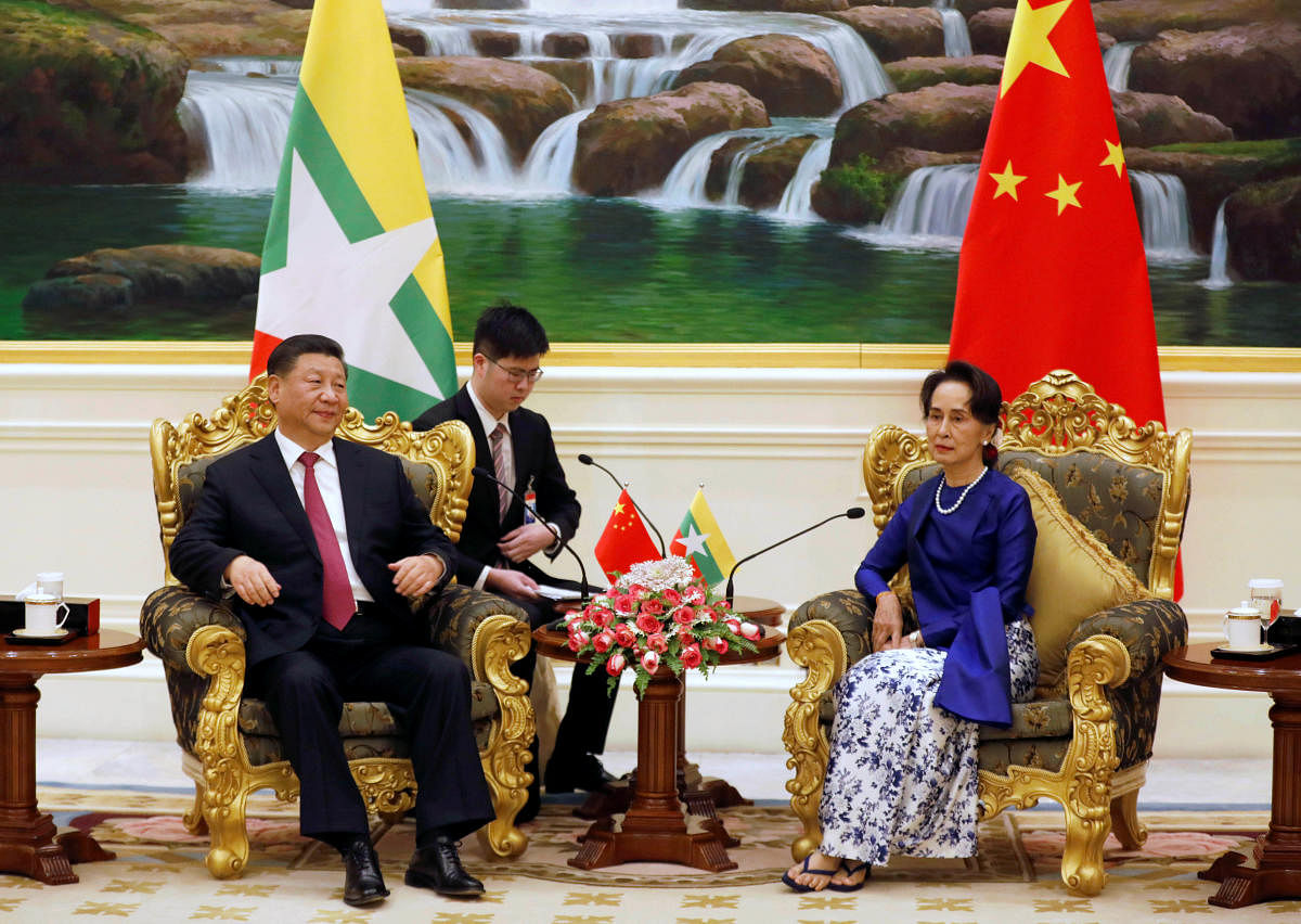Myanmar's State Counselor Aung San Suu Kyi speaks with Chinese President Xi Jinping during their meeting in Naypyitaw, Myanmar (Reuters Photo)