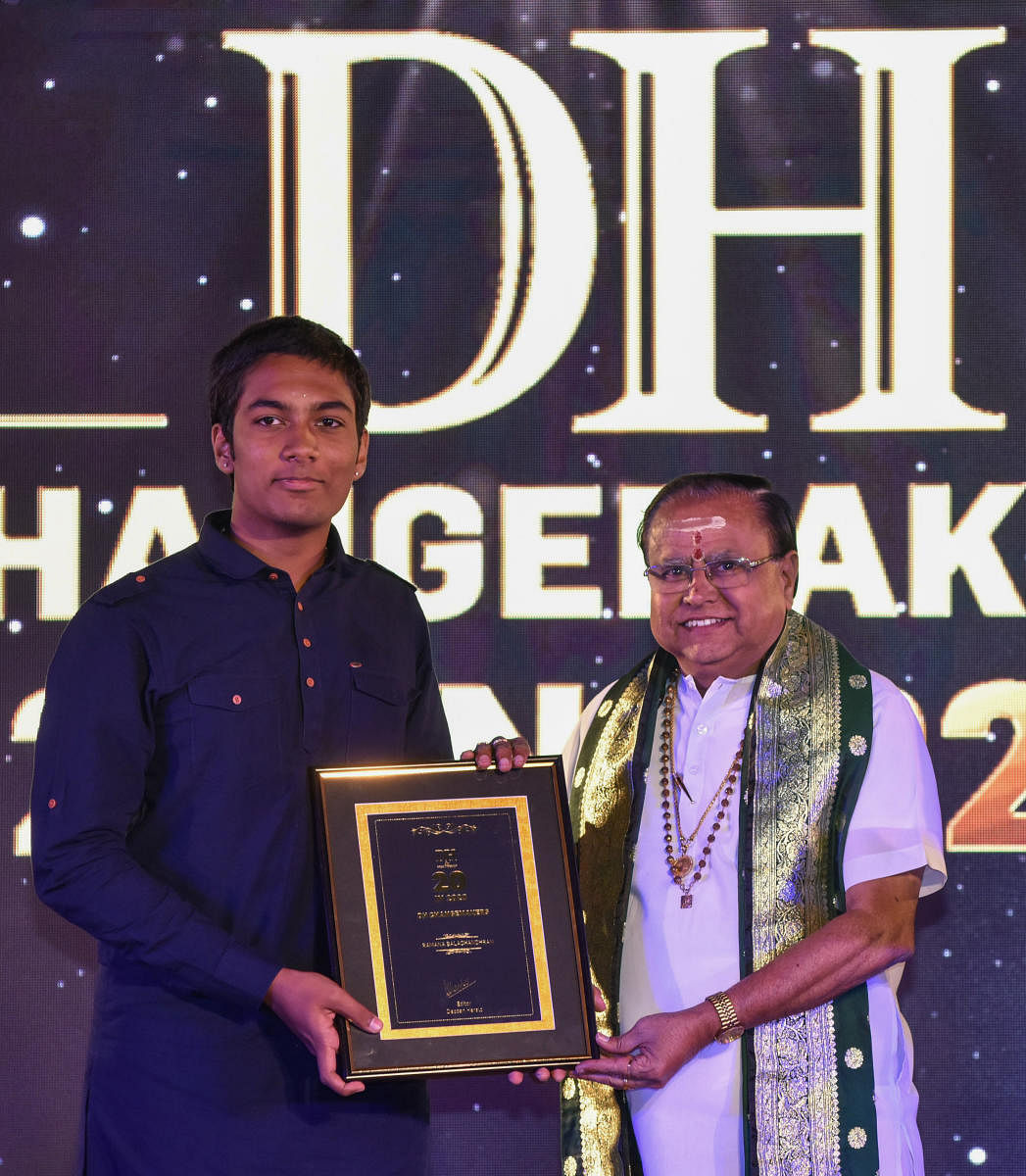 Ramana Balachandhran receiving award from R K Padmanabha at Deccan Herald Changemakers felicitation programme in Bengaluru. (DH Photo| S K Dinesh)