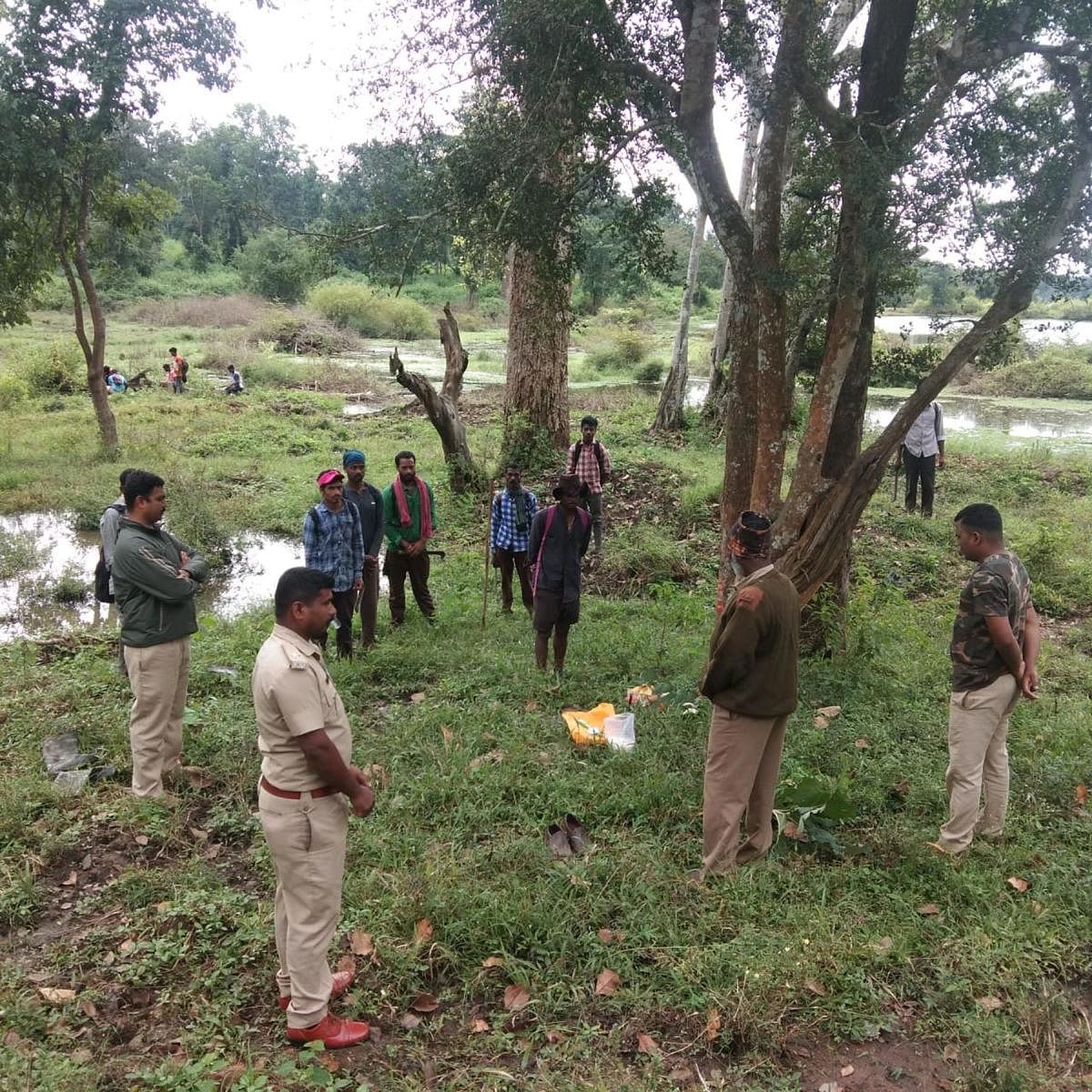 Staff of the Forest Department carry out a cleanliness drive on both sides of the road at Aanechowkur checkpost near Gonikoppa. 