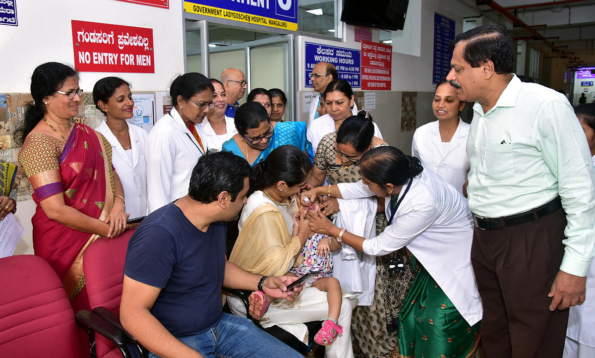 Polio drops being administered to the child of Deputy Commissioner Sindhu B Rupesh, at Lady Goschen Hospital in Mangaluru on Sunday.
