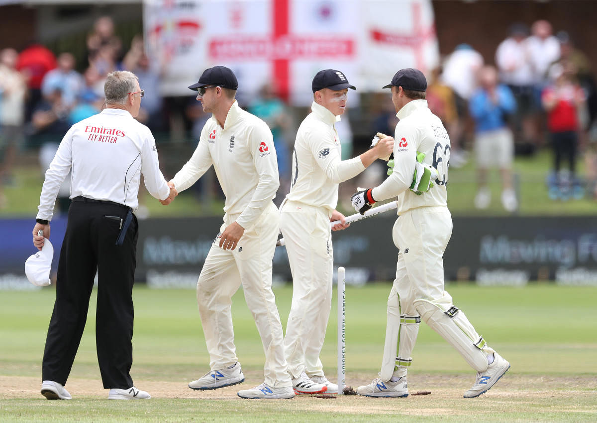 England's Ollie Pope celebrates with Jos Buttler after winning the Third Test. (Reuters Photo)