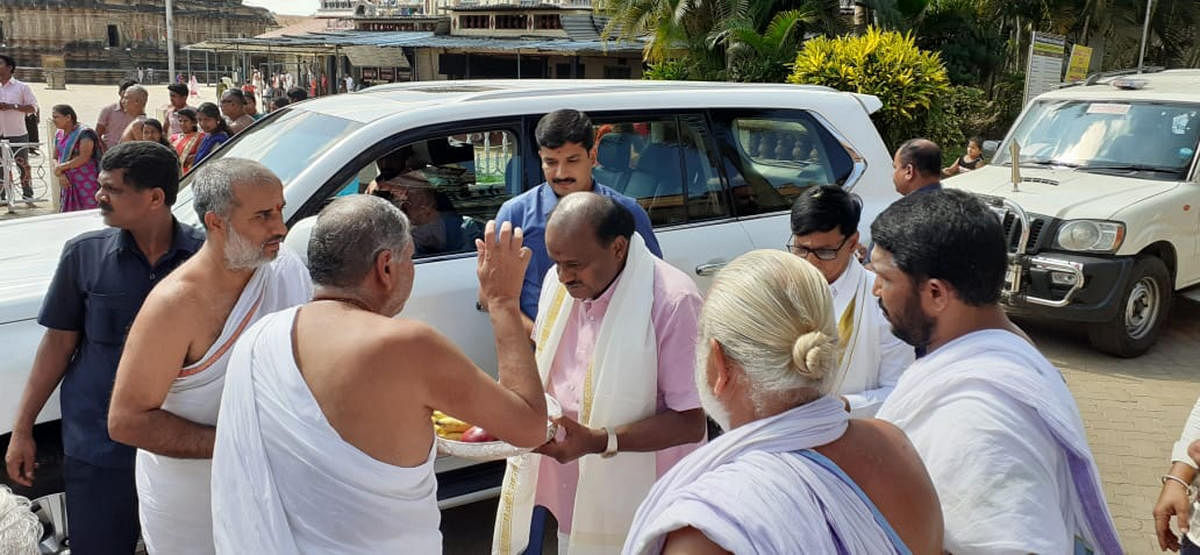 Former chief minister H D Kumaraswamy arrives at Sharada Mutt in Sringeri.