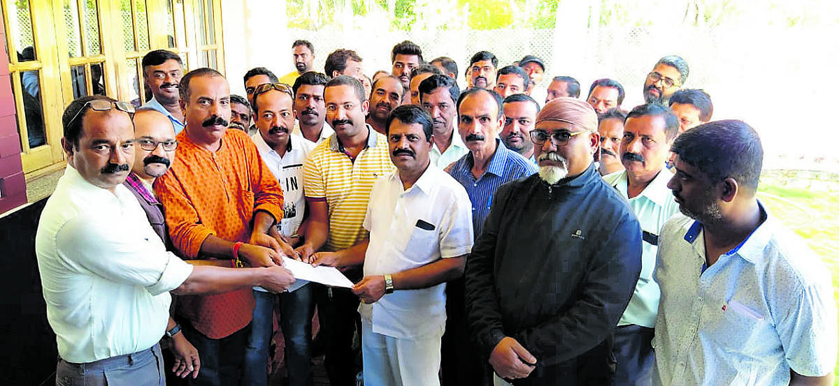 Members of Cauvery Nadi Pravaha Peedithara Rakshana Vedike submit a memorandum toMLA M P Appachu Ranjan in Kushalnagar.