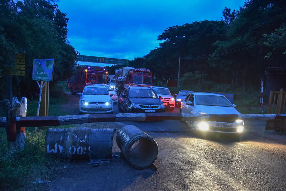 Vehicles line up at a checkpost in Bandipur national park in this file photo. There is no prohibition of traffic through the national parks of Kaziranga in Assam, Kanha and Pench tiger reserves in Madhya Pradesh, says Kerala's affidavit to Supreme Court.