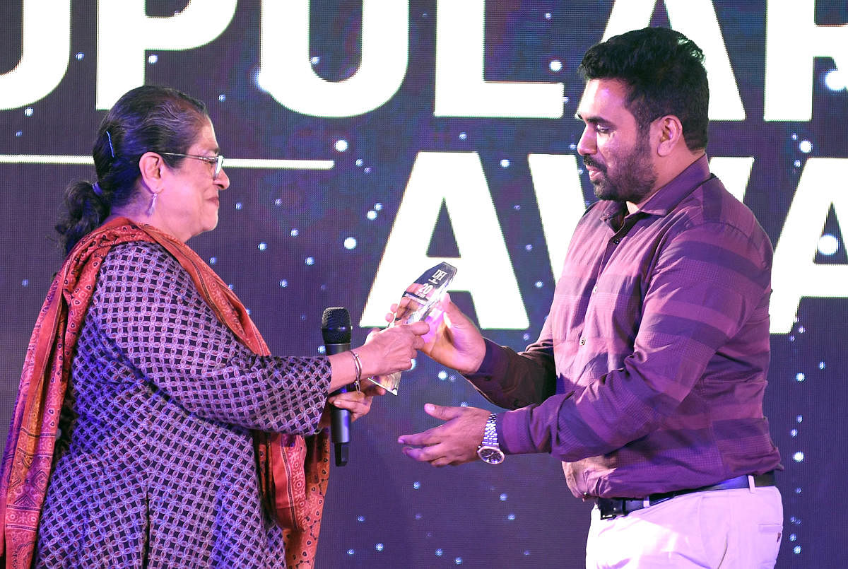 Noted theatre veteran Arundhati Nag presenting the Popular Choice Award to Sammilan Shetty during the DH Changemakers programme in Bengaluru on Saturday. (Photo Srikanta Sharma R.)