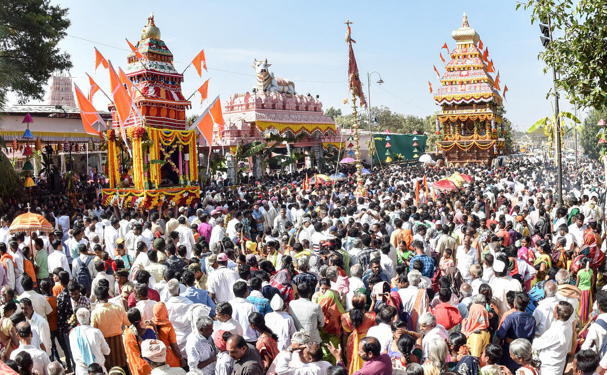 Shivarathreeshwara Shivayogi rathotsava was held with religious fervour at Suttur, at Nanjangud taluk, Mysuru district on Thursday. dh photo