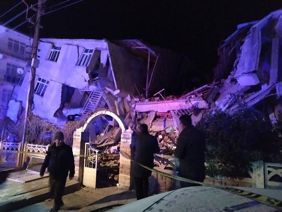 Turkish rescue services and police inspect the scene of a collapsed building following a 6.8 magnitude earthquake in Elazig, eastern Turkey on January 24, 2020, killing several people according to the Turkish interior ministry. (Photo by AFP)