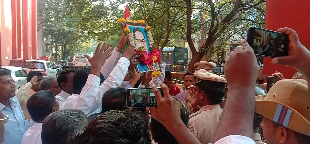 Advocates, led by advocate Hanumantha Yalasangi, trying to keep Ambedkar's photo. (DH Photo)