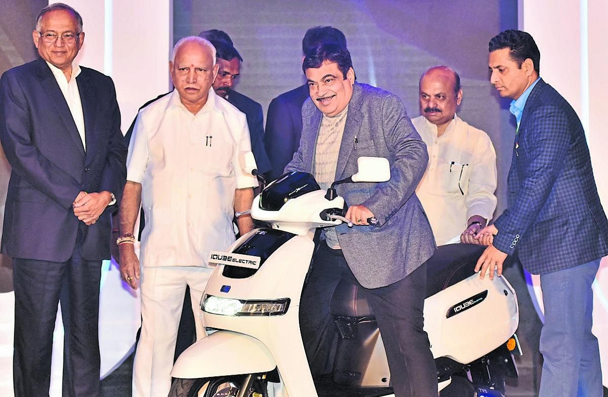 Union Transport Minister Nitin Gadkari checks out TVS iQube electric scooter in Bengaluru recently. (From left) TVS Chairman Venu Srinivasan, Chief Minister B S Yediyurappa and Home Minister Basavaraj Bommai are also seen. DH Photo by Janardhan B K