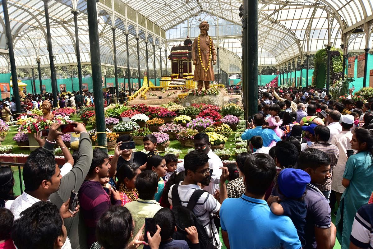 The last day of the Republic Day Flower Show at Lalbagh saw a big crowd. DH PHOTO/IRSHAD MAHAMMAD