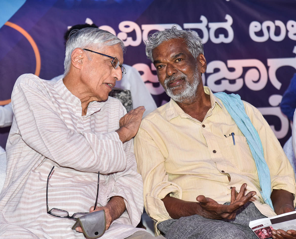Mahatma Gandhi’s grandson Rajmohan Gandhi with Kannada writer Devanur Mahadeva on Sunday. (DH photo/M S Manjunath)