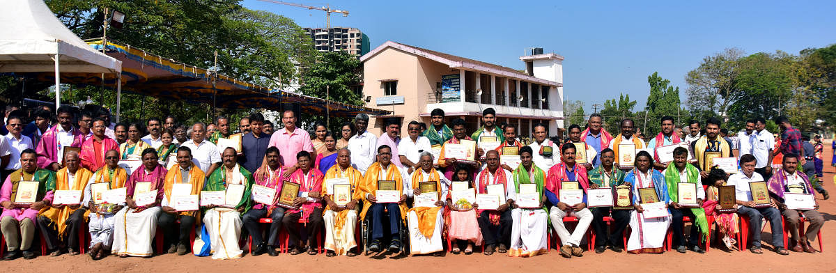 District Rajyothsava awardees along with the dignitaries. DH Photo