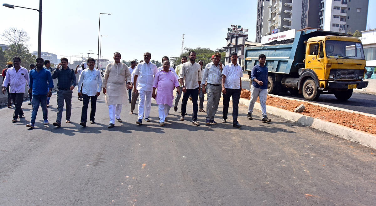 A fact-finding committee comprising of senior Congress leaders inspect the flyover at Pumpwell.
