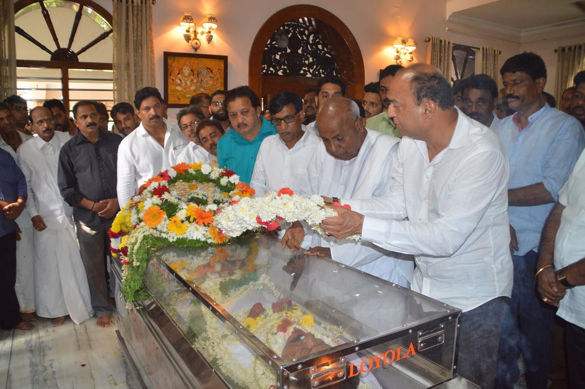 JD(S) Supremo H D Deve Gowda pays final tributes to party leader and former minister K Amarnath Shetty in Moodbidri.
