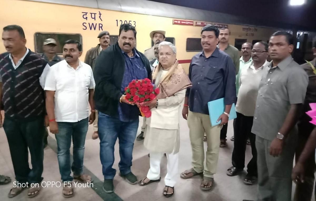 Kadur MLA Belli Prakash welcomed Govind Karjol, the deputy chief minister, who is also the minister for PWD and Social Welfare, when he arrived at Birur Railway Station on Tuesday.