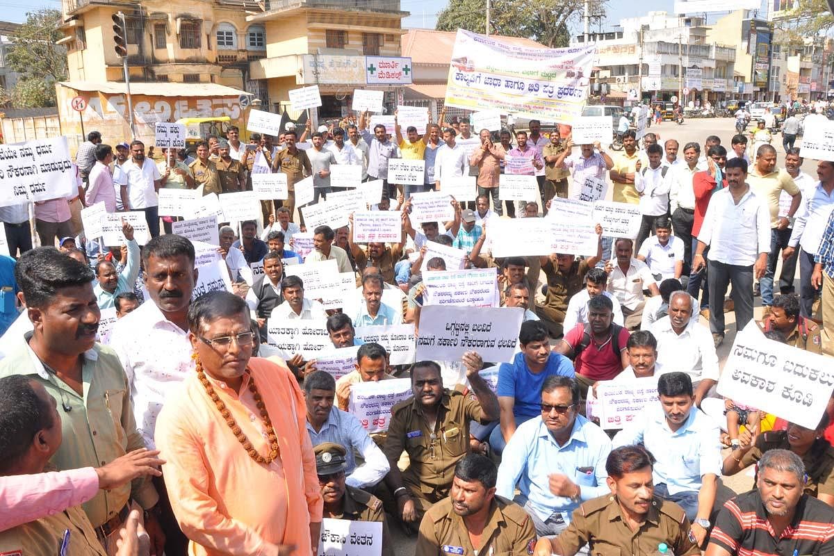 The members of Karnataka State Road Transport Corporation Employees’ Federation stage a protest in Chikkamagaluru on Wednesday. DH Photo