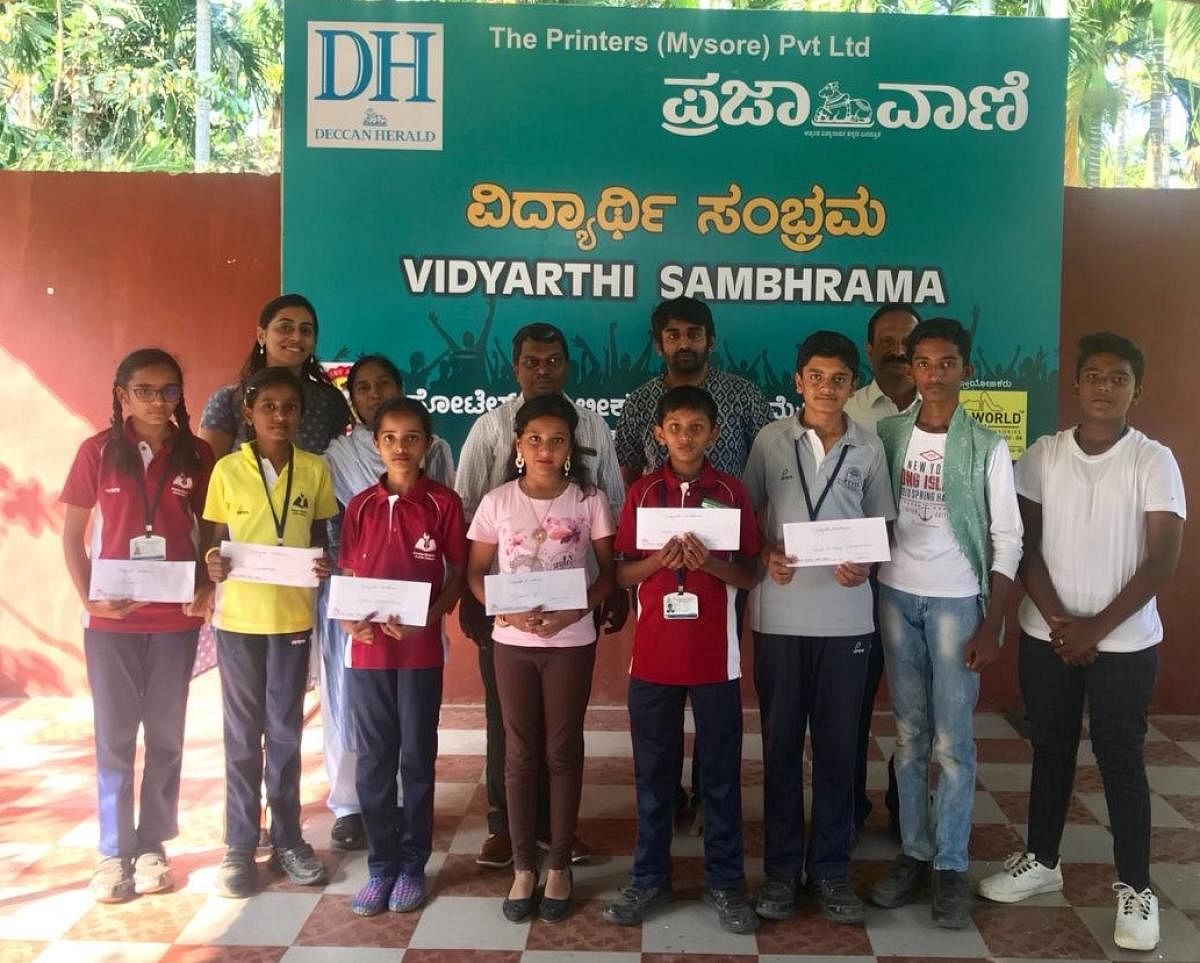 Winners in various competitions held as part of Deccan Herald-Prajavani Vidyarthi Sambhrama at Purna Chethana Public School in Mysuru on Wednesday. dh photo