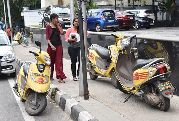 Bounce scooters parking at the No parking place on busy Kasturba road in Bengaluru on Tuesday, 10 September, 2019. (DH Photo by B K Janardhan)