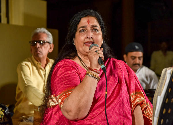 Anuradha Paudwal singing at an event. (DH Photo)