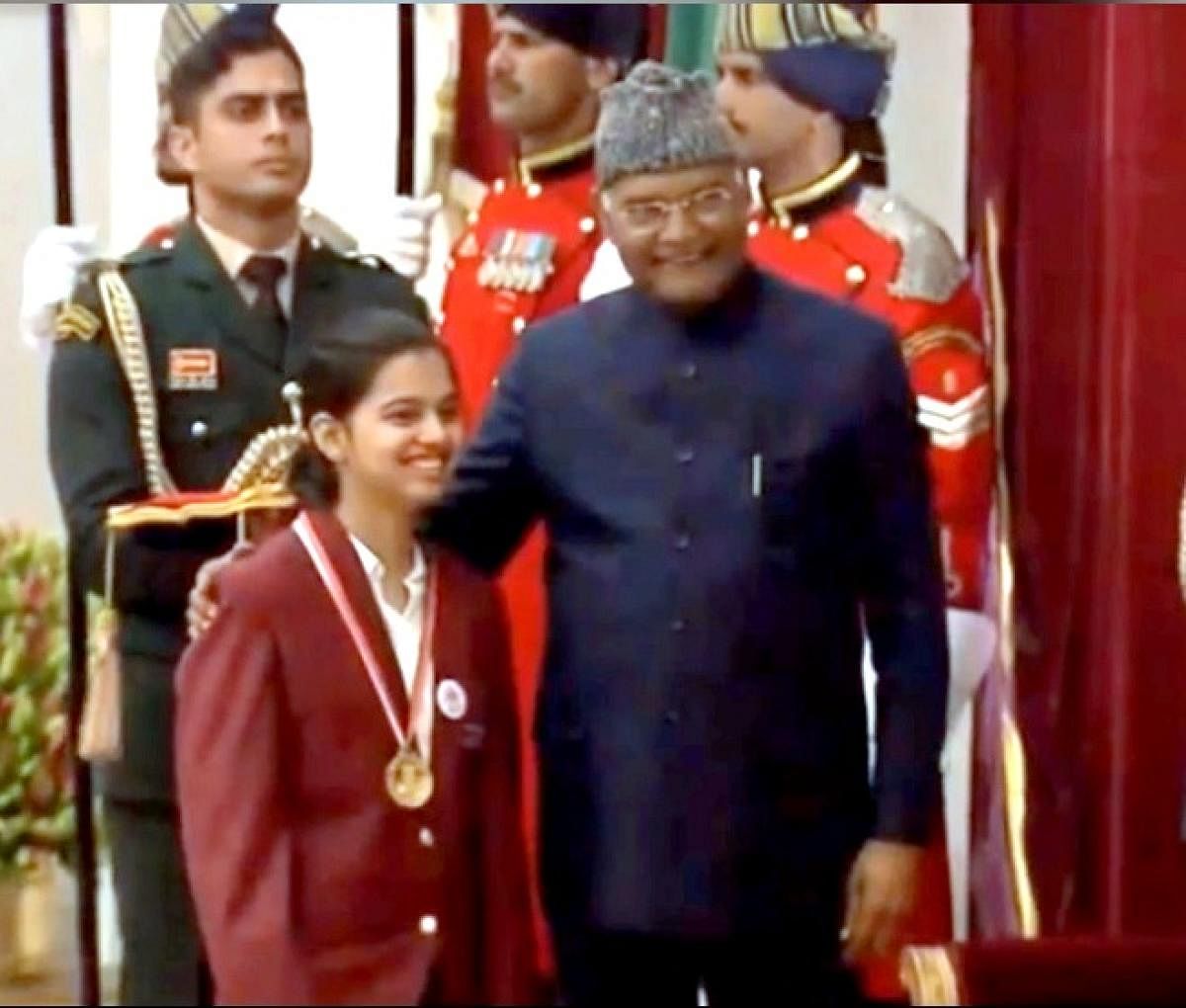 Moorje Suneetha Prabhu from Belthangady receives the Pradhan Mantri Rashtriya Bal Puraskar 2020 from President of India Ram Nath Kovind at a programme held at Rashtrapathi Bhavan, New Delhi. Photo/ Rashtrapathi Bhavan