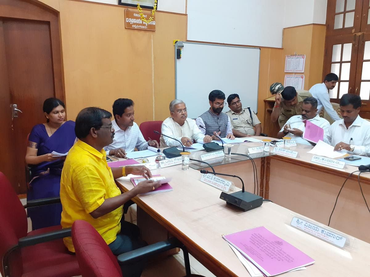 Minister Govind M Karjol chairs a meeting at the DC’s office in Chikkamagaluru. District in-charge minister C T Ravi was present. DH Photo