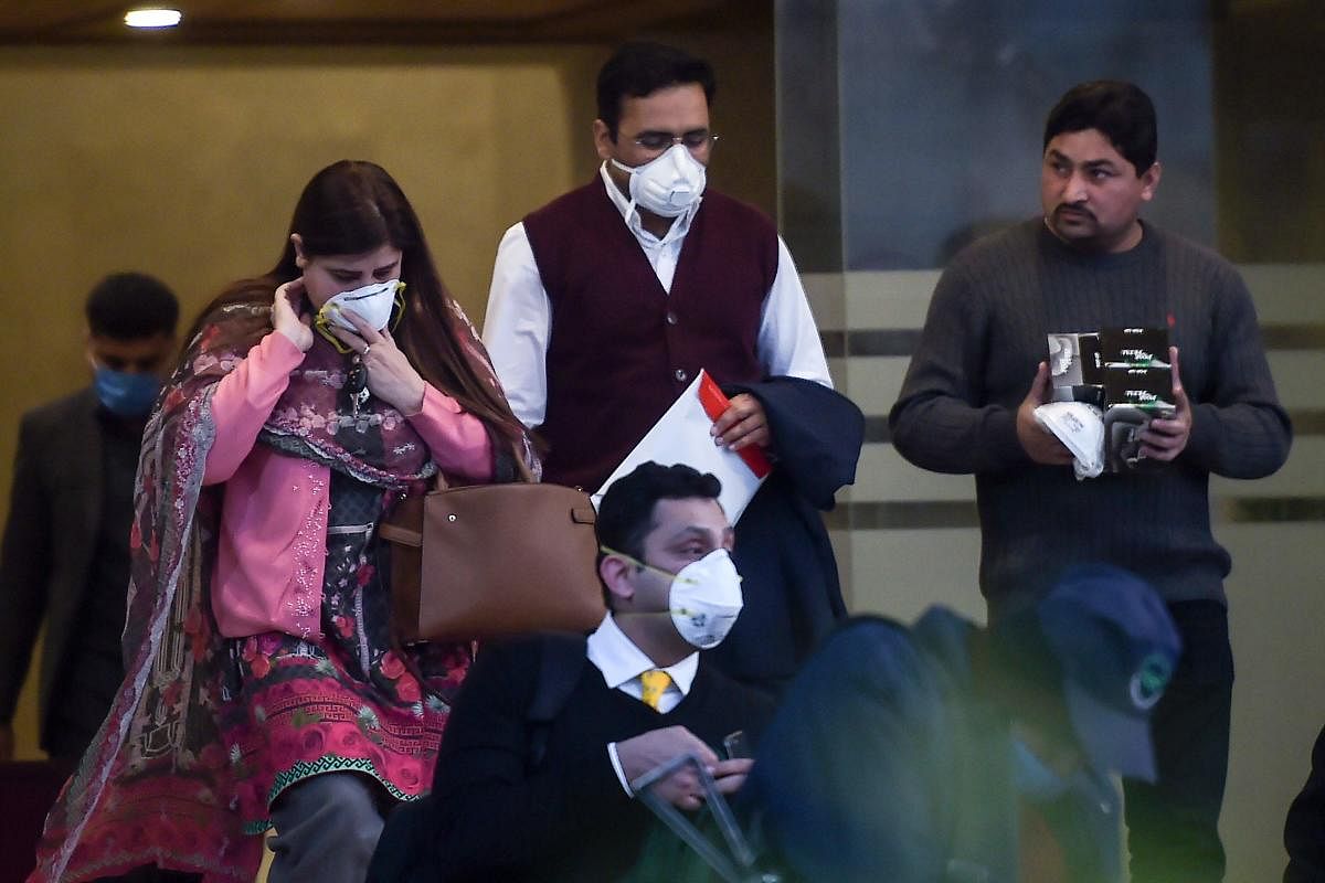 People wearing protective facemasks (AFP Photo)