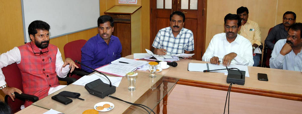 District In-charge Minister C T Ravi chairs a meeting in the DC's office in Chikkamagaluru on Wednesday. Additional Deputy Commissioner Dr Kumar, Deputy Conservator of Forests N H Jagannath and Assistant Commissioner Dr H L Nagaraj look on. DH Photo