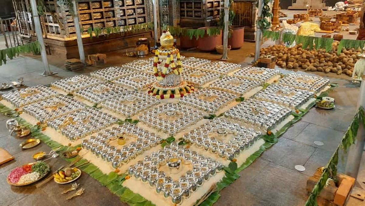 Kalashas arranged for the ablution of the presiding deity as part of Brahmakalashotsava at Sri Durgaparameshwari Temple in Kateel. In the middle is the ‘Pradhana Kalasha’.